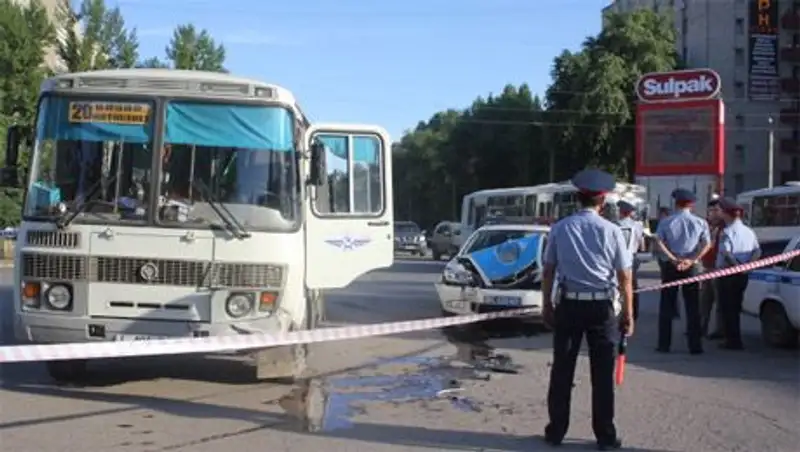В центре Уральска полицейская машина спровоцировала ДТП на интеллектуальном перекрестке