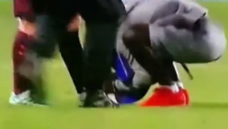 Фанат прорвался на поле и поцеловал Месси в бутсу