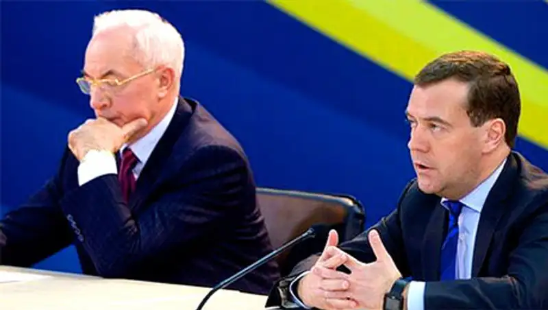 Азаров подарил Медведеву конфеты Roshen и рассказал про соглашение с Евросоюзом, фото - Новости Zakon.kz от 16.10.2013 16:18