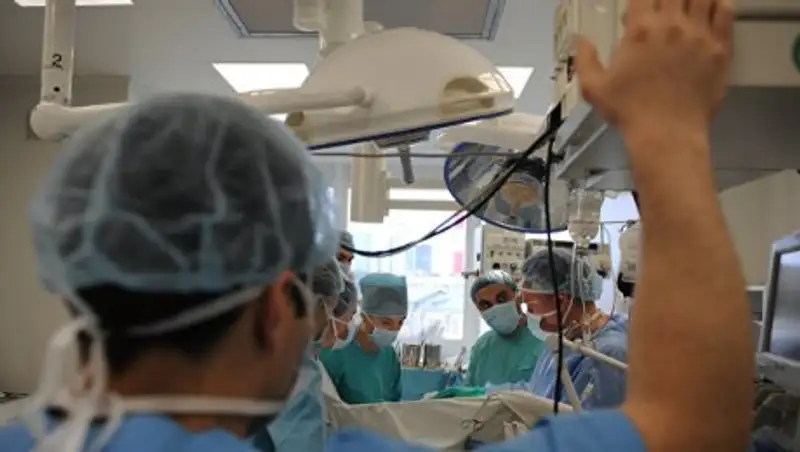 Китайские хирурги пересадили пациенту на голову выращенное на его руке ухо