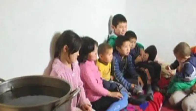 В Актюбинской области семья из 10 человек вынуждены жить во времянке