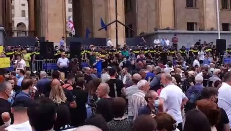 После смерти забитого противниками ЛГБТ оператора в Тбилиси требуют отставки премьера