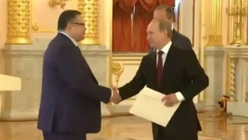 Марат Тажин вручил Владимиру Путину верительную грамоту 