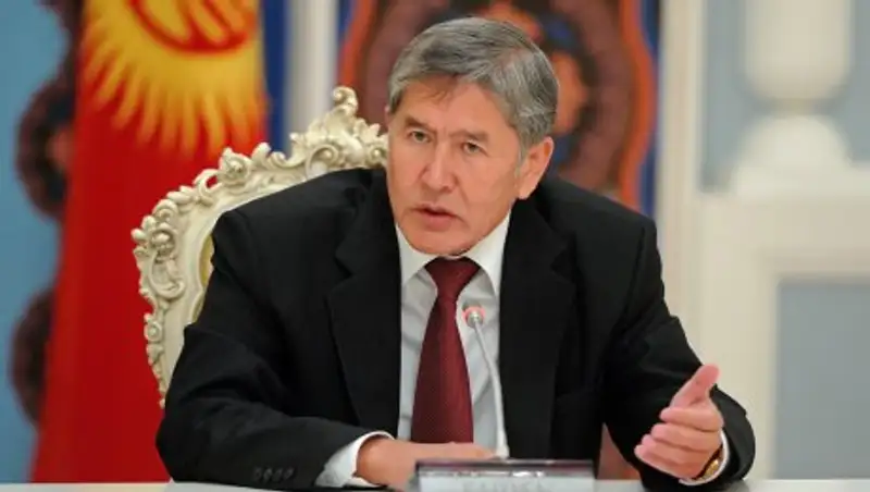 Атамбаев: Постепенный переход на латиницу не объединяет, а наоборот "отдаляет народы"