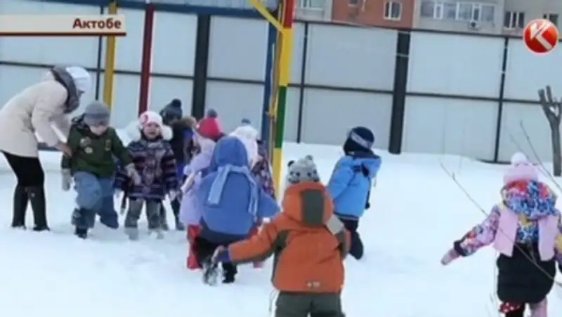 В Актобе увольняют воспитателя, которая грозила детям заклеить рты скотчем