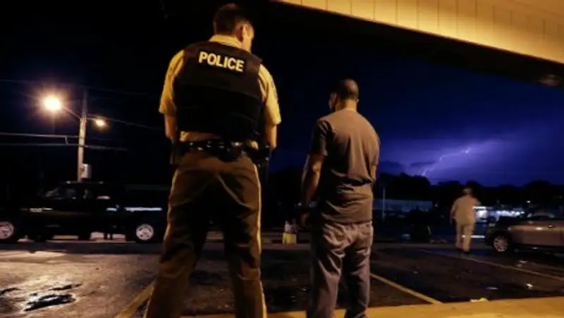 В США полицейский ранил коллегу-афроамериканца, приняв его за преступника