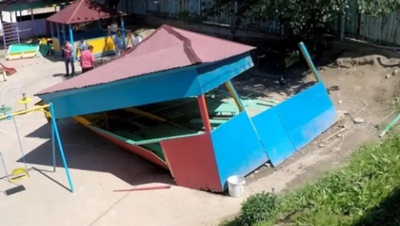 В Сети появилось видео наезда внедорожника на беседку детсада в Алматы