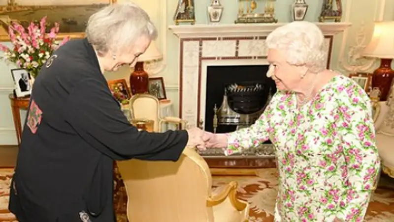 Британская королева убрала подальше фото с Меган Маркл