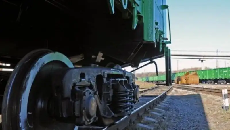 В Семее девушка попала под поезд