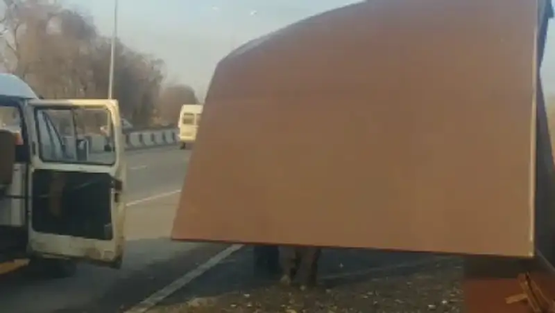 Infiniti насмерть сбил двух человек на трассе Алматы-Талдыкорган