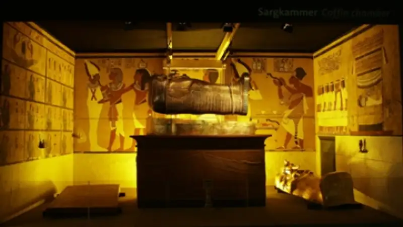 В Египте проверят теорию о скрытой в гробнице Тутанхамона мумии Нефертити