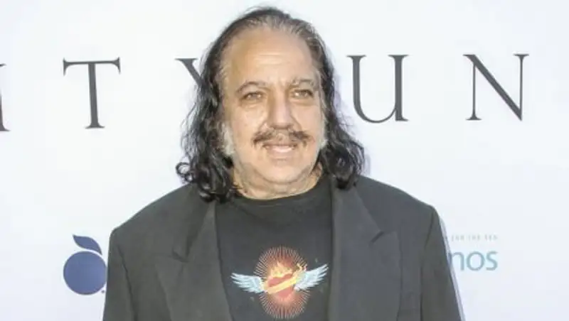 Порнозвезду обвинили в изнасилованиях