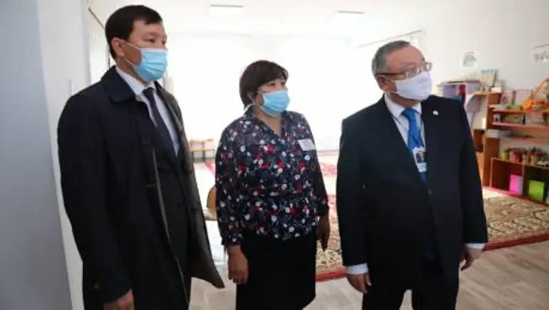 Уразалин: Необходимо пропагандировать труд простых рабочих