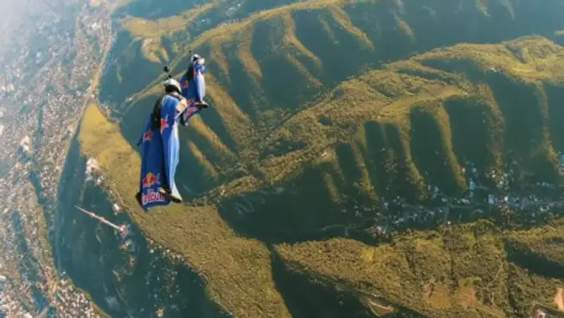 Лети, как свободная птица: Экстремалы облетели Кок-Тобе на вингсьютах