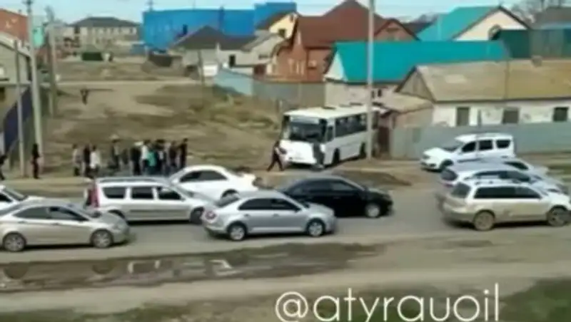 В Атырау автобус с пассажирами едва не въехал во двор жилого дома