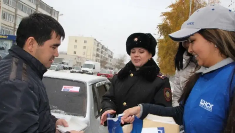 В Астане полицейские выбирали вежливых водителей 
