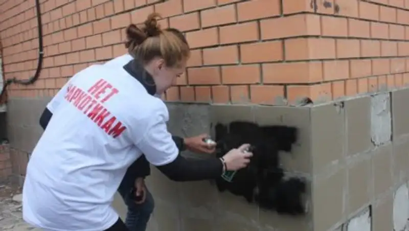 В Костанае волонтеры борются с рекламой наркотиков