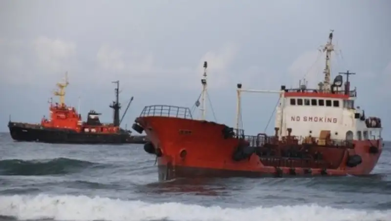 На Сахалине очищено 1500 кв метров берега от нефтепродуктов с танкера