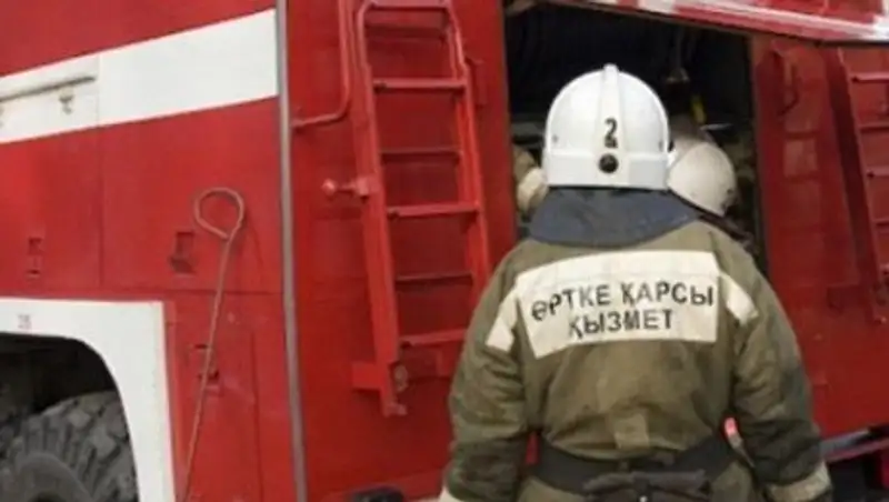 В Усть-Каменогорске в течение дня тушили крупный пожар на строительном складе