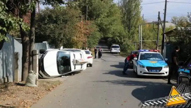 Такси врезалось в забор и опрокинулось на бок в Алматы