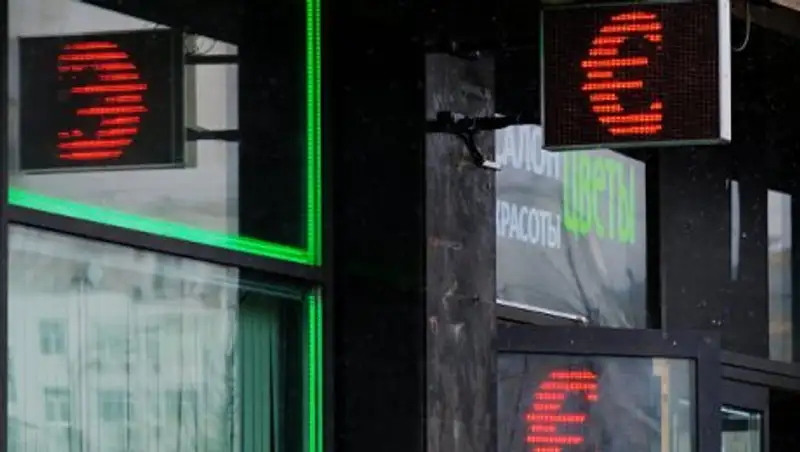 Москвичке вместо евро обменяли миллион рублей на купюры "банка приколов"