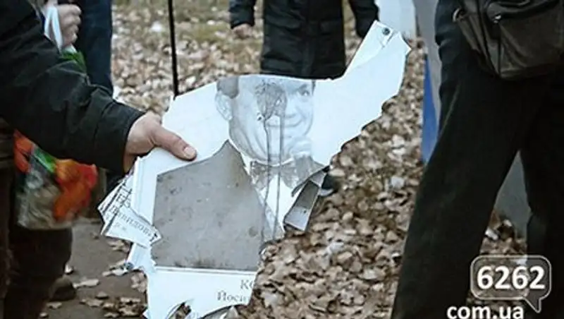 В Славянске разорвали портрет Кобзона