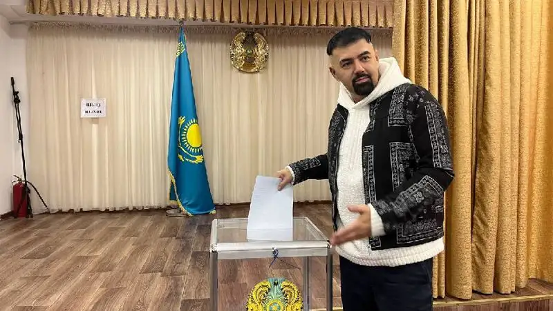 Казахстанский певец Парвиз Назаров проголосовал в Алматы , фото - Новости Zakon.kz от 20.11.2022 13:37