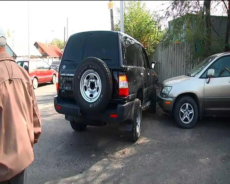 В Каскелене пешеходу в ДТП отрубило обе ноги (фото), фото - Новости Zakon.kz от 17.10.2013 20:49