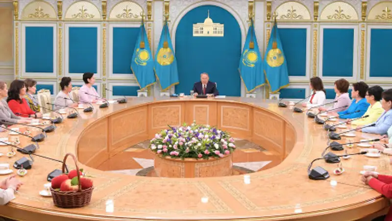 Елбасы: В университетах девушек больше, чем парней, потому что они умнее