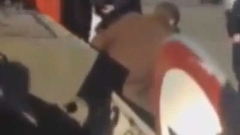 В Донбассе митингующие едва не растерзали водителя БМД, сбившего женщину с детьми