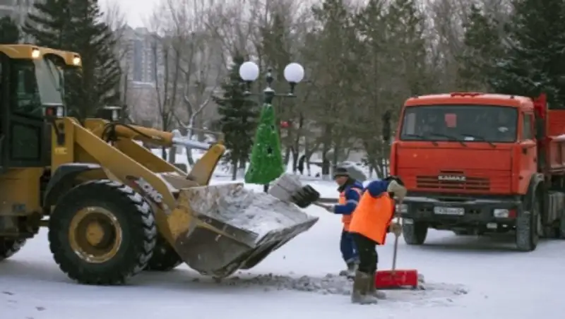 Около 300 КамАЗов снега было вывезено за сутки в Астане