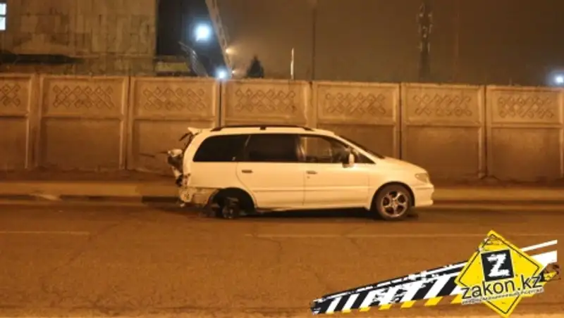 Водитель БМВ в Алматы не заметил знак "Уступи дорогу" и устроил массовое ДТП