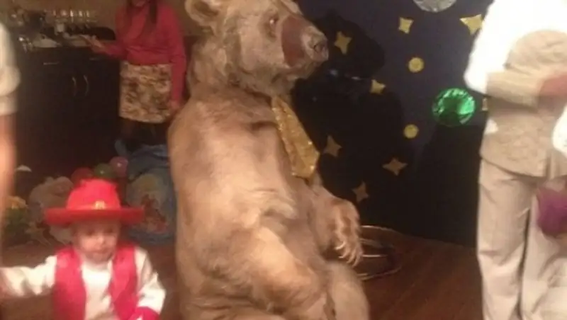 Полузащитник «Торпедо» отметил день рождения сына с живым медведем