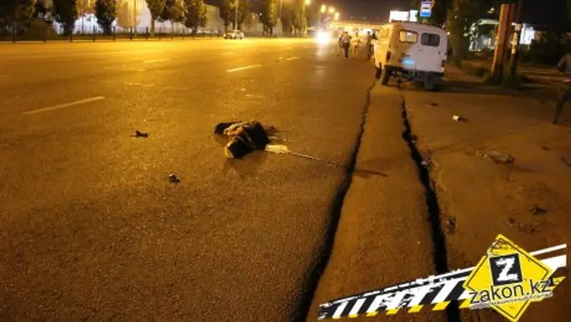 Mercedes насмерть сбил девушку в Алматы