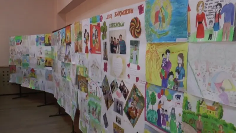 В знак протеста бытовому насилию школьники Алматы провели тематический фестиваль