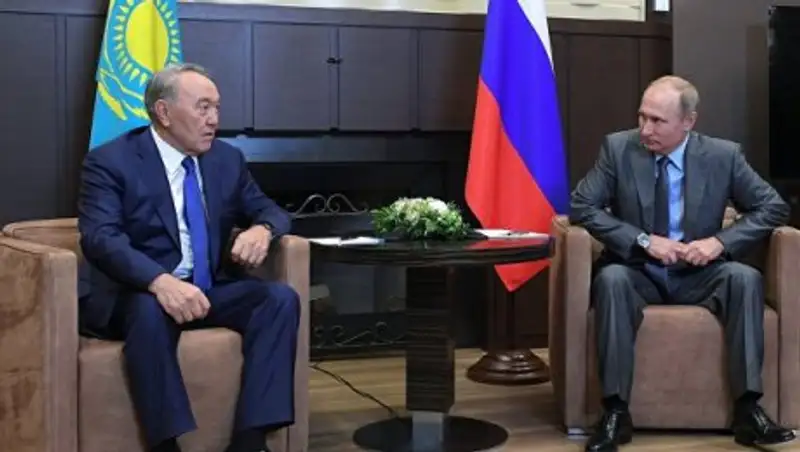 Назарбаев поблагодарил Путина за общение на русском с бизнесменами из ФРГ