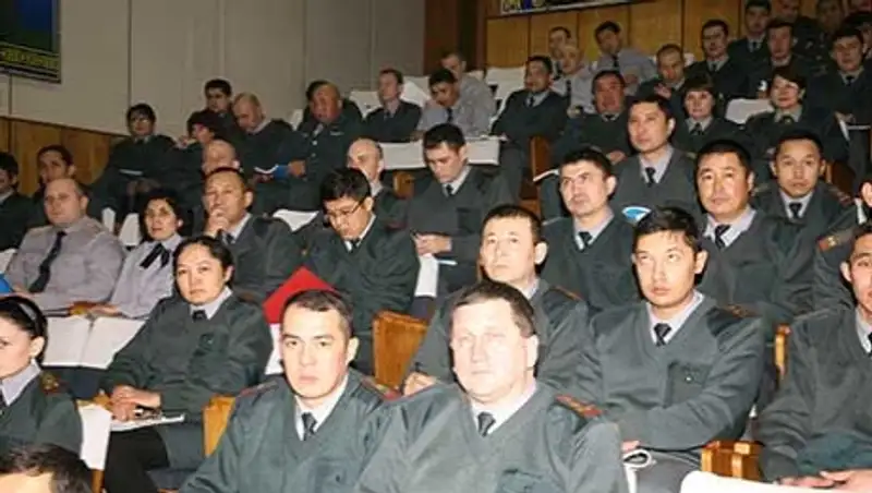 Дорожно-патрульные полицейские Алматы призвали военнослужащих к соблюдению ПДД