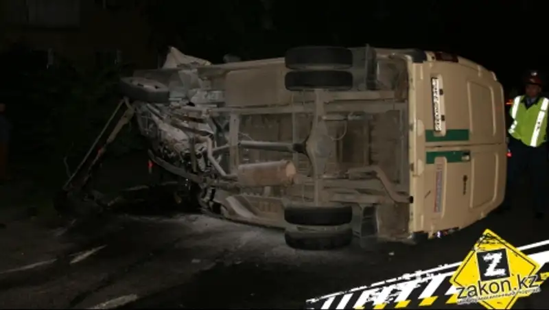 В Алматы водитель Хонды, "уходивший" от погони, перевернул машину инкассаторов
