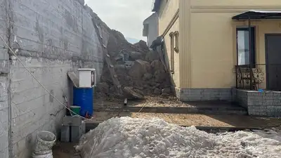 Оползень в Алматинской области разрушил несколько домов , фото - Новости Zakon.kz от 28.02.2023 09:46