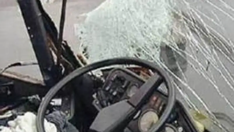 В Экибастузе автобус врезался в магистральный трубопровод