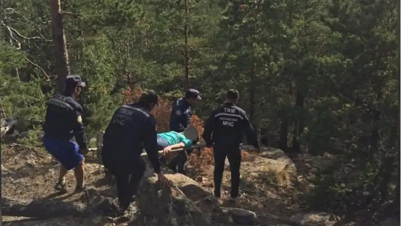 Туристка сломала ногу во время восхождения на гору в Акмолинской области