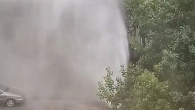 В алматинском микрорайоне прорвало трубу с горячей водой