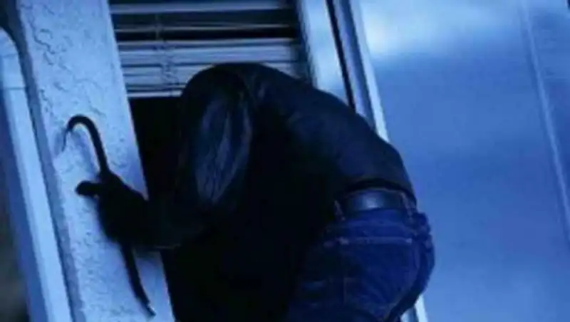 В ВКО из казахстанско-корейского колледжа похитили 25 пар обуви и четыре микроскопа