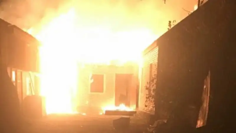 Женщину и троих детей спасли полицейские из горящего дома в Костанайской области