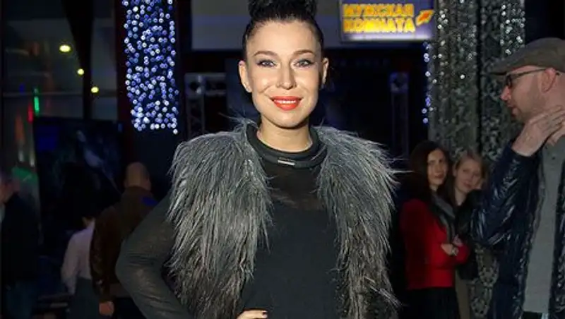 Певица Ёлка показала округлившийся животик