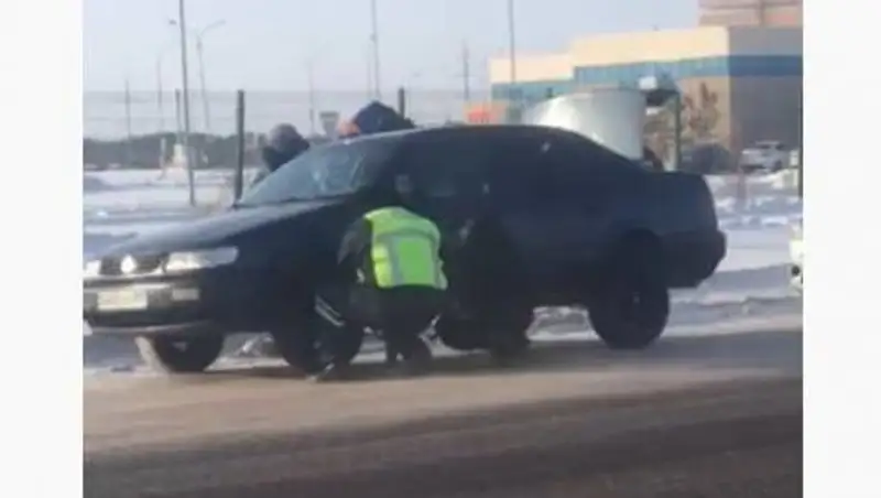 В Нур-Султане полицейский стал героем соцсетей