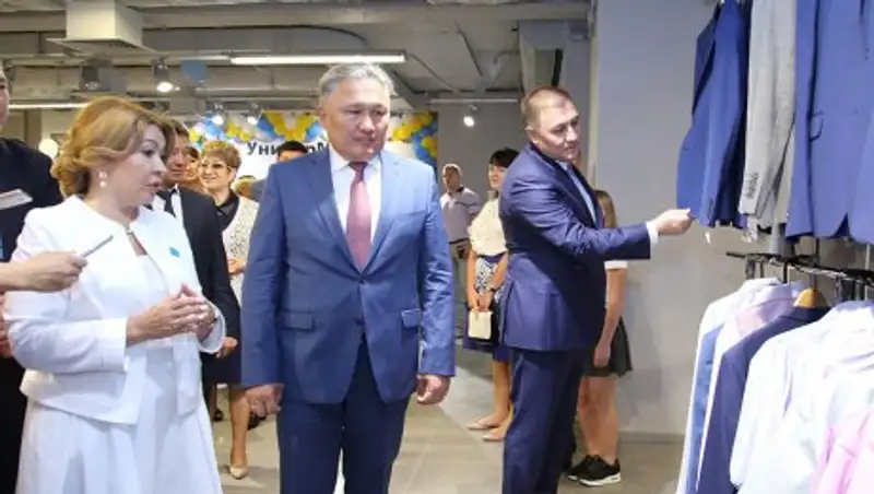 Аким Карагандинской области купил себе джемпер и рубашку в открывшемся магазине «Универмаг KZ»