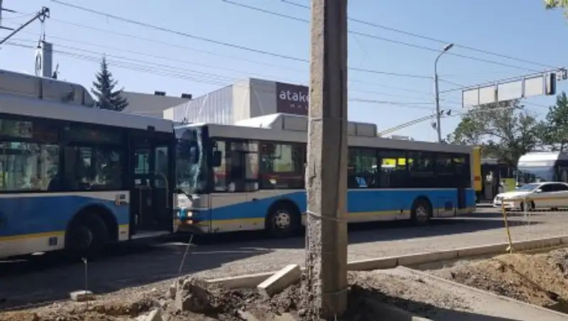 Лоб в лоб столкнулись автобусы по Тимирязева в Алматы