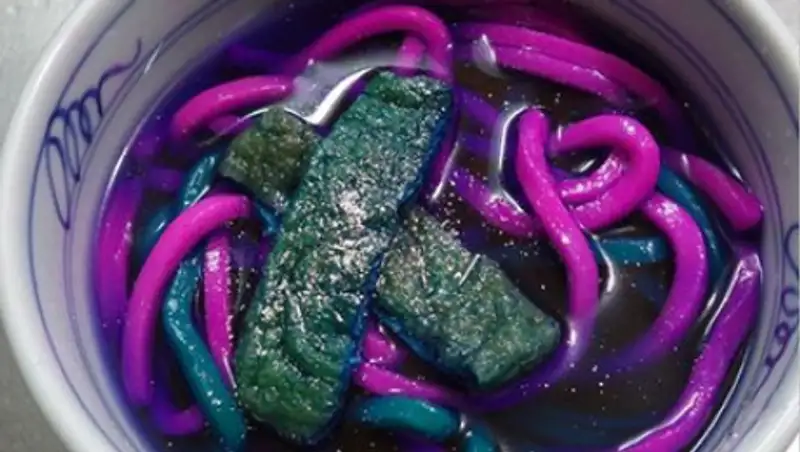 Японский ученый создал «неоновую» лапшу