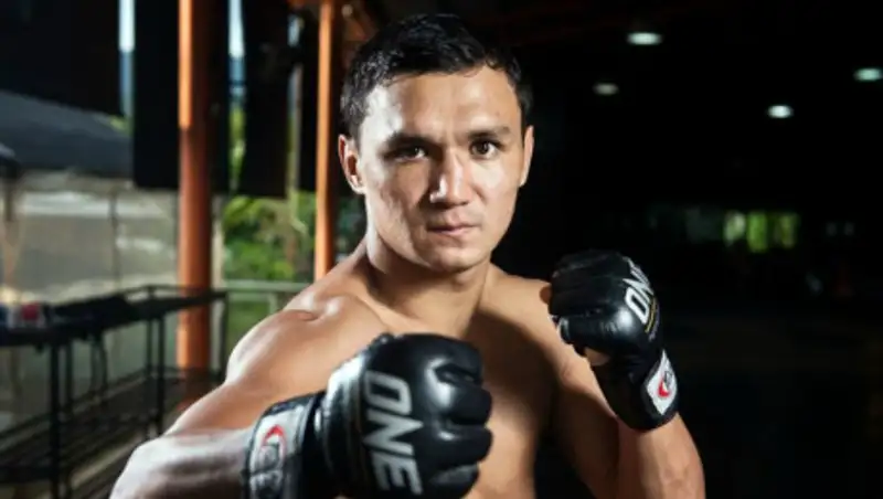 Казахстанский боец со сломанной рукой одержал победу над соперником в Японии